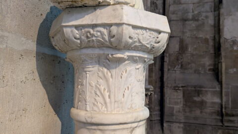 Colonne composée d'une base, d'un fût et d'un chapiteau à décor de feuilles d'acanthe, d'oiseaux et de petites vasques, image 3/4