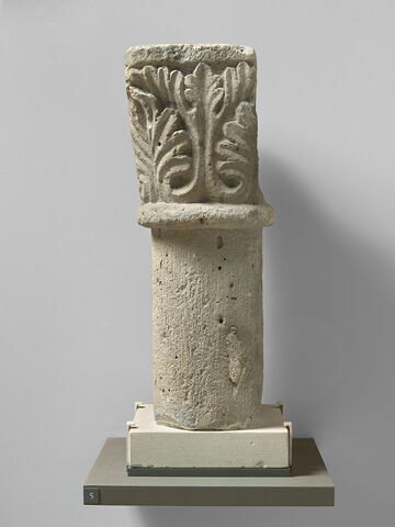 Fragment de colonnette d'applique, avec son chapiteau décoré de palmettes, image 1/3