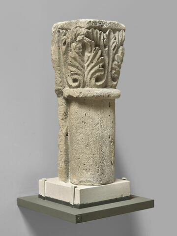 Fragment de colonnette d'applique, avec son chapiteau décoré de palmettes, image 2/3