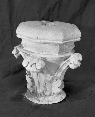 Chapiteau décoré d'un rang de crochets épanouis, image 1/1