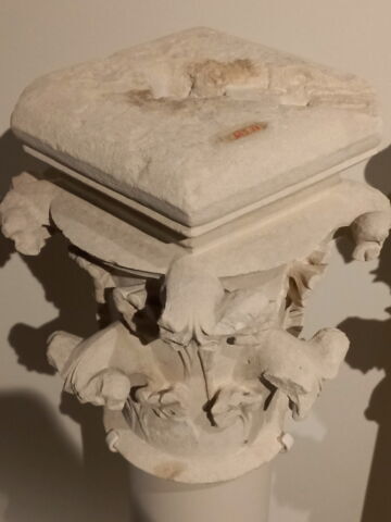 Chapiteau décoré de feuilles et de crochets, image 2/11