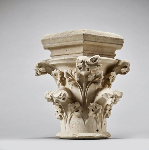 Chapiteau décoré de feuilles et de crochets, image 4/11