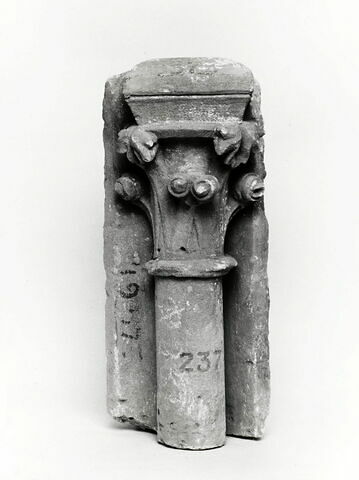 Fragment de colonnette engagée avec un chapiteau décoré de deux rangs de crochets terminés par des feuilles, image 1/1