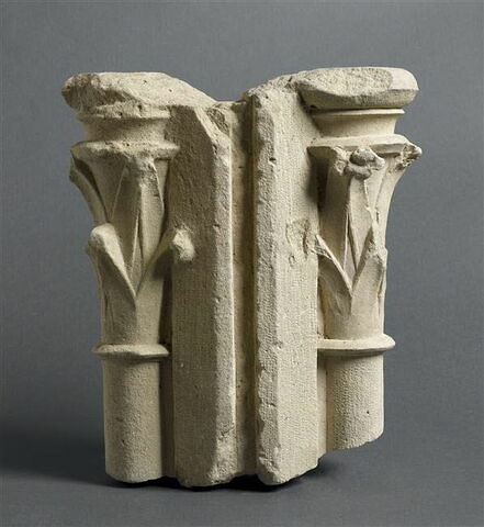 Fragment de meneau avec deux chapiteaux décorés de crochets épanouis, image 1/1