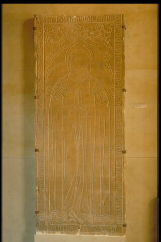 Dalle funéraire gravée d'Agnès de Dompierre, dame d'Aubiné (+1313), image 2/3