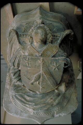 Culot décoré d'un ange tenant un écu armorié