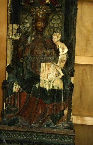 La Vierge, assise sous un dais et tenant l'Enfant. Sur les faces latérales du trône : Isaïe et David, image 15/16