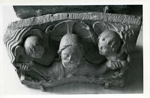 Le Christ entouré de deux anges tenant autrefois le double glaive dans sa bouche (Apocalypse I-16), image 4/4