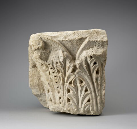 Chapiteau d'angle décoré de feuilles à nervure perforée, image 2/4