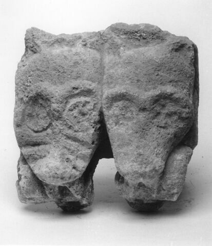 Fragment de modillon décoré de deux têtes de carnassiers