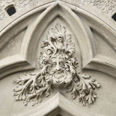 Tympan décoré d'un masque feuillu, image 2/5