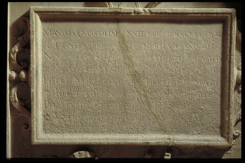 Niche et inscription 2 (à gauche)