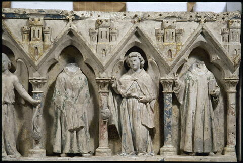 Trois anges et trois clercs, sous des arcatures, image 6/7