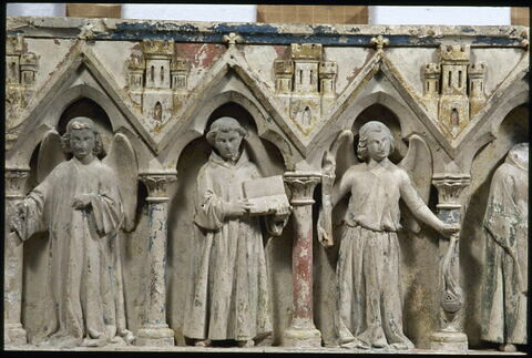 Trois anges et trois clercs, sous des arcatures, image 7/7