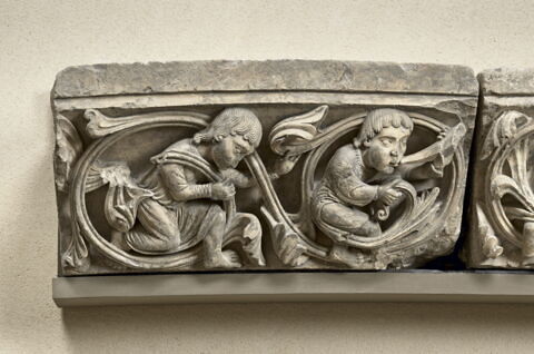Deux personnages, dont l'un joue du cor, dans des rinceaux, image 2/3