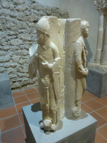 Elément d'un faisceau de quatre colonnettes avec quatre Vertus sous forme de chevaliers