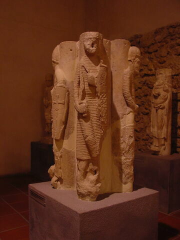 Elément d'un faisceau de quatre colonnettes avec quatre figures engagées représentant des chevaliers