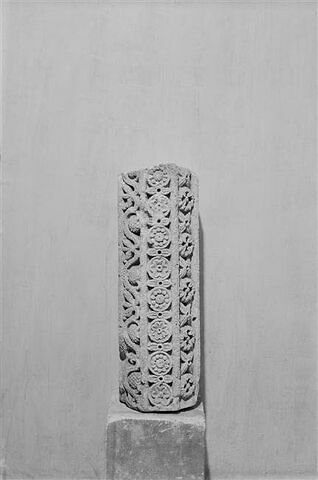Fragment de colonnette octogonale décoré de rinceaux, de palmettes et de rosaces