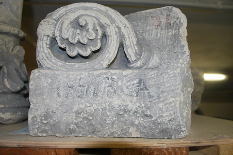 Fragment de base décoré de tiges côtelées et de feuillages