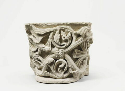 Chapiteau engagé décoré de palmettes et de rinceaux, image 4/8
