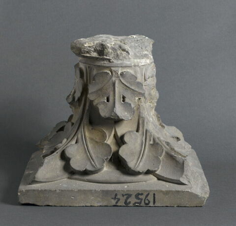 Deux chapiteaux, primitivement accolés, décorés de feuillage, image 2/6