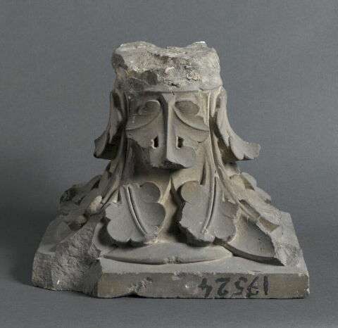 Deux chapiteaux, primitivement accolés, décorés de feuillage, image 3/6