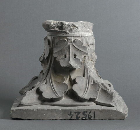 Deux chapiteaux, primitivement accolés, décorés de feuillage, image 4/6