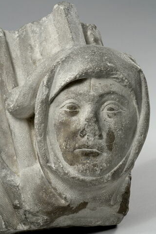 Retombée d'arcade décorée d'une tête d'homme et de feuillage, image 4/11