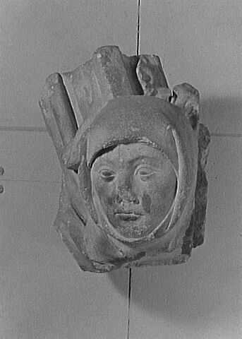 Retombée d'arcade décorée d'une tête d'homme et de feuillage, image 11/11