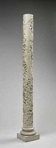 Colonne décorée de feuillage, de rinceaux habités et de galons perlés, image 2/23