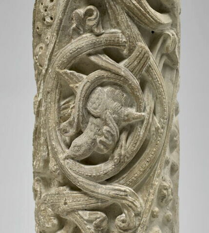 Colonne décorée de feuillage, de rinceaux habités et de galons perlés, image 3/23