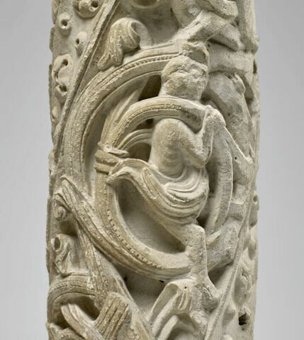 Colonne décorée de feuillage, de rinceaux habités et de galons perlés, image 4/23