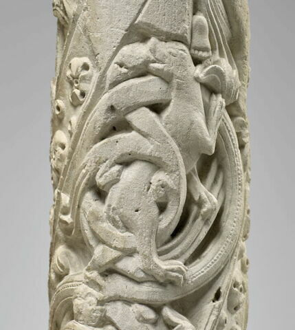 Colonne décorée de feuillage, de rinceaux habités et de galons perlés, image 5/23
