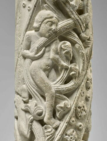 Colonne décorée de feuillage, de rinceaux habités et de galons perlés, image 6/23