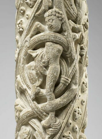 Colonne décorée de feuillage, de rinceaux habités et de galons perlés, image 7/23
