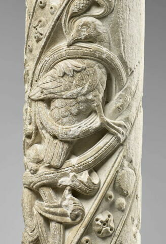 Colonne décorée de feuillage, de rinceaux habités et de galons perlés, image 9/23