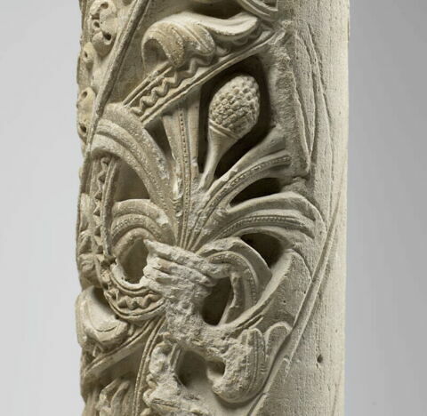 Colonne décorée de feuillage, de rinceaux habités et de galons perlés, image 11/23