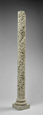 Colonne décorée de feuillage, de rinceaux habités et de galons perlés, image 1/23