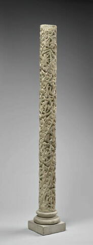 Colonne décorée de feuillage, de rinceaux habités et de galons perlés, image 13/23