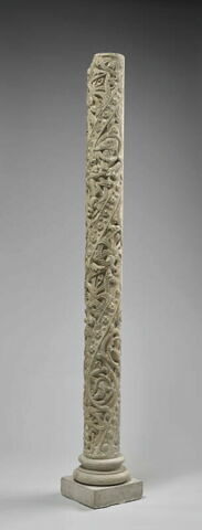 Colonne décorée de feuillage, de rinceaux habités et de galons perlés, image 14/23