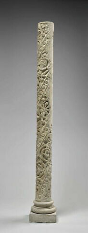Colonne décorée de feuillage, de rinceaux habités et de galons perlés, image 15/23