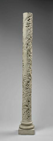 Colonne décorée de feuillage, de rinceaux habités et de galons perlés, image 16/23