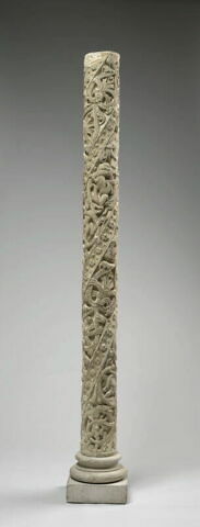 Colonne décorée de feuillage, de rinceaux habités et de galons perlés, image 18/23