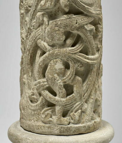 Colonne décorée de feuillage, de rinceaux habités et de galons perlés, image 19/23