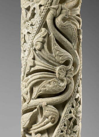 Colonne décorée de feuillage, de rinceaux habités et de galons perlés, image 20/23