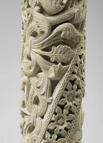 Colonne décorée de feuillage, de rinceaux habités et de galons perlés, image 21/23