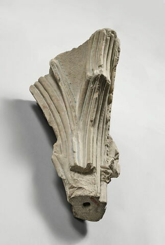 Fragment d'arcature sculpté sur quatre faces, décoré d'une tête encapuchonnée à pattes griffues, image 2/7