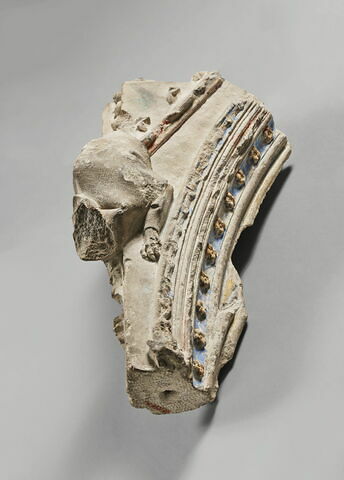 Fragment d'arcature sculpté sur quatre faces, décoré d'une tête encapuchonnée à pattes griffues, image 3/7