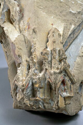 Fragment d'arcature sculpté sur quatre faces, décoré de moulures, de rosettes, de pinacles et de feuillage, image 3/5