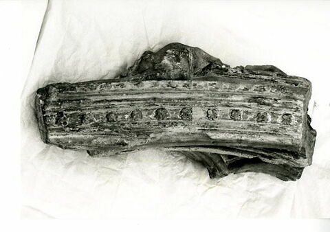 Fragment d'arcature sculpté sur quatre faces, décoré de moulures, de rosettes, de pinacles et de feuillage, image 5/5